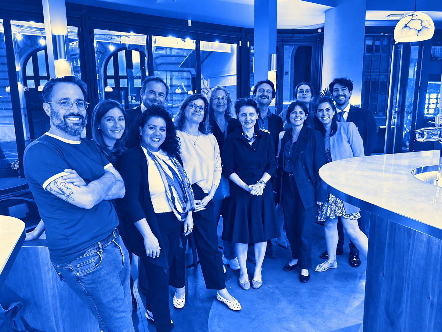 Foto di gruppo di Voci e Comunità, trattata in blu